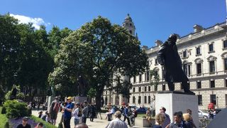 ダウニング街 10 番地 、首相官邸がある