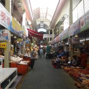 食べ物メインの市場