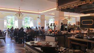 伝説のホテルを再現したグランド・ラパのメインダイニング。朝食最高！