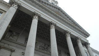 ロワイヤル広場に面しています