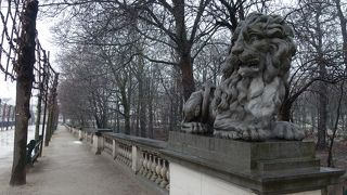 王宮の前にあります