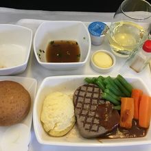 ビジネスクラス機内食のメインディッシュ