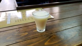 立ち飲みスペースで温まる