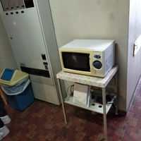 エレベーター前に電子レンジがあります