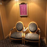 エレベーターホールの椅子