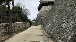 松山城は、歩くと遠い