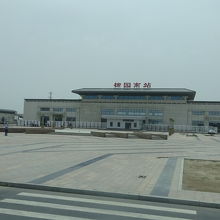 駅舎広場にも人はいません