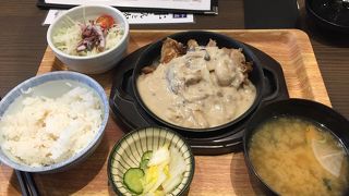 お店の名前にもなってる、牛タンやひもの料理にすれば良かったかな...