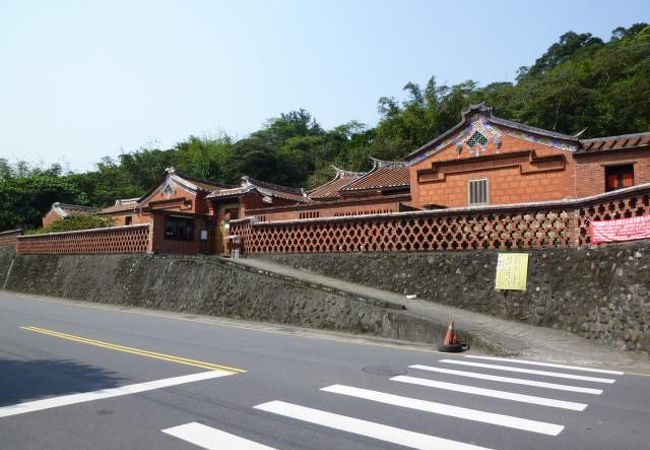 レンガ色の綺麗な昔の住居跡で、生活用品を展示されています。