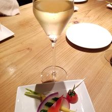 お通しは野菜スティックでした