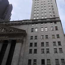 ウォール街側は高層ビルになっています