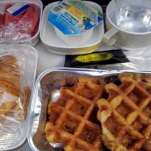 ２回目の機内食。ワッフルがおいしかった。