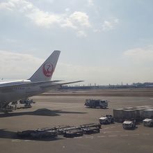 羽田空港到着時に機内から撮影しました。