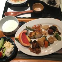 ブッフェの惣菜とメインのお粥