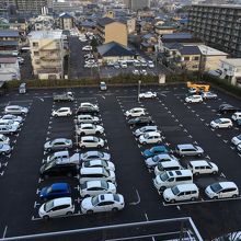 廊下の窓から駐車場です。