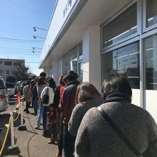 開店前から行列 流れは速い