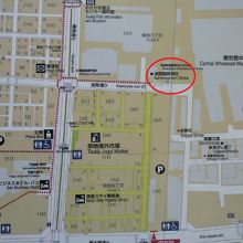 波除稲荷神社は、築地場外市場の中央の道路の突き当りにあります