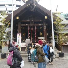 波除稲荷神社の本社殿です。外国人観光客が多く訪れていました。