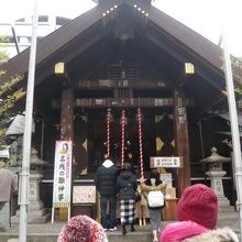 外国人観光客が、慣れない手つきで、二礼二拍手一礼の参拝です。