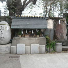 本社殿の左側には、いろいろな慰霊塔が置かれています。玉子塔も