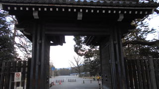 今出川の駅に近い門です