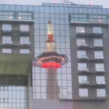 駅ビルに綺麗に映った京都タワーの様子
