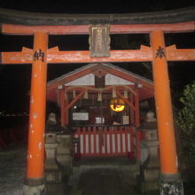 鳥居越しに眺める本殿の様子