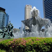 新世界前の噴水から見たホテル外観（画像奥中央）。