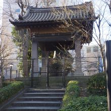 階段の上に鐘堂