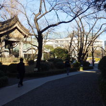 公園に入ると鐘堂が見えます