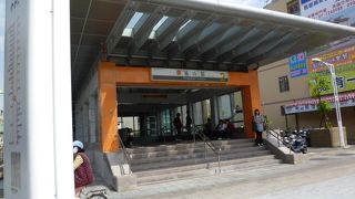 鳳山観光の最寄り駅、観光スポットは駅から比較的近い所にあります。