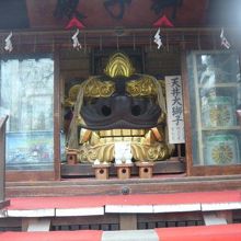 波除稲荷神社の天井大獅子は、神社入口の右側に置かれています。
