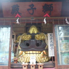 波除稲荷神社の天井大獅子は、右側の獅子殿の中に入っています。