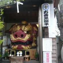 波除稲荷神社の入口の左側に置かれたお歯黒獅子です。歯が黒い。