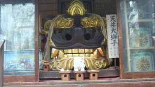 波除獅子は、波除稲荷神社の大事な獅子で、入口にある２体の獅子からなっています。