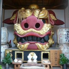 波除稲荷神社のお歯黒獅子です。歯が黒いです。入口の左側です。