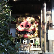 波除稲荷神社のお歯黒獅子です。入口の左の樹々が見えます。