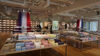 広々した内部に上質なタオルが並んで