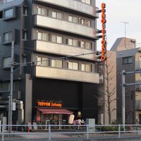 一階が居酒屋ですが入ってすぐ横がフロントです。