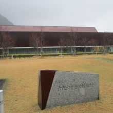 庭のウサギ像をさがしてみましょう