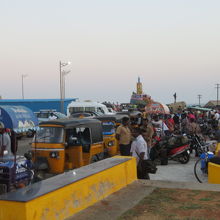 サンセットを見る人で道路が混んでいます