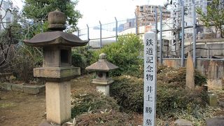 東海道本線・京浜東北線と山手線・東海道新幹線の線路に挟まれた墓所