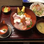 有名旅館加賀屋の前にあります