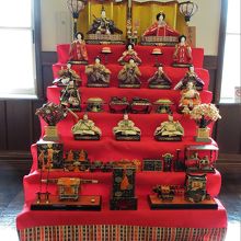 ２階にひとつだけおひな様のかざりがありました。