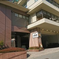 初めて来たが、ここが車寄せ・・・　驚き。