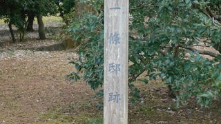 ぽつんと碑があります