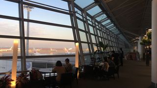 ラウンジが混み合っているときは、トラベラーズコーヒーで飛行機見ながらゆったりと。