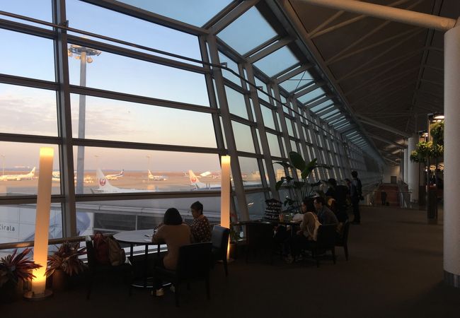 ラウンジが混み合っているときは、トラベラーズコーヒーで飛行機見ながらゆったりと。