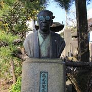 日本で初めての全盲代議士として知られる高木正年のお墓と胸像あり