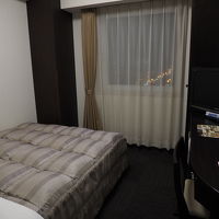 部屋の広さは標準的なビジネスホテルだと思います。